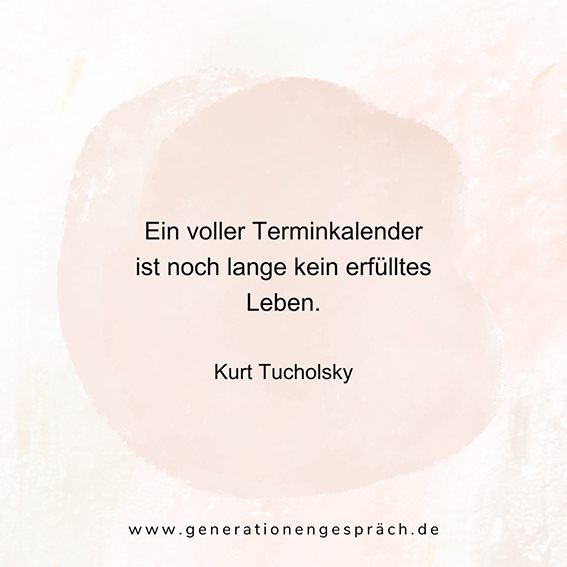 Zitat Kurt Tucholsky ein voller Terminkalender ist noch lange kein erfülltes Leben Stressbewältigung Generationengespräch
