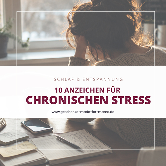 Erschöpfte Frau sitzt frühmorgens am Küchentisch und stützt den Kopf in die Hände – typische Anzeichen für chronischen Stress im Alltag.