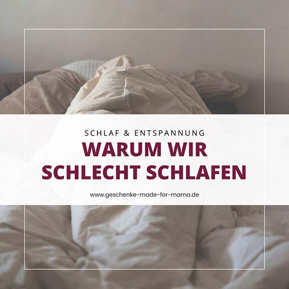 Zerwühltes Bett mit weißer Bettwäsche, darüber der Text „Warum wir schlecht schlafen“ – Hinweis auf einen Blogbeitrag über Stress, Unruhe und Schlafprobleme