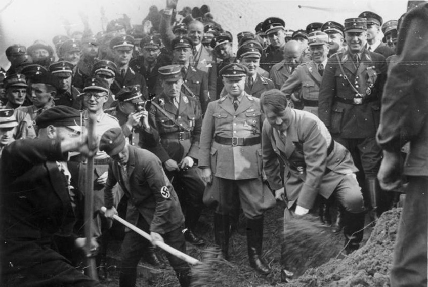 Adolf Hitler beim ersten Spatenstich zur Reichsautobahn 1933 | Generationengespräch Adolf Hitler beim ersten Spatenstich zur Reichsautobahn bei Frankfurt 1933