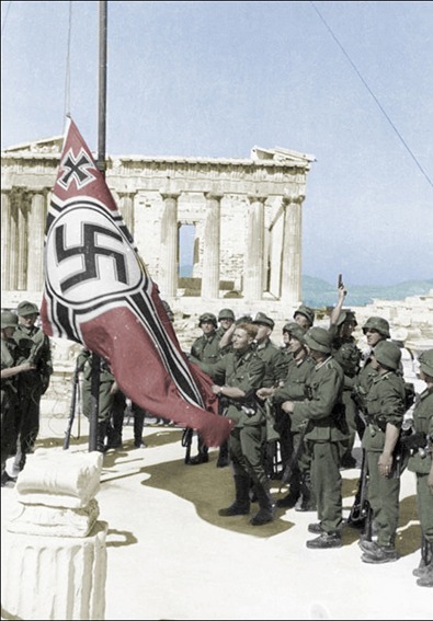Deutsche Soldaten hissen im Mai 1941 die Hakenkreuzflagge auf der Akropolis in Athen