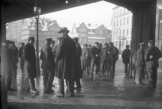 Arbeitslose Hafenarbeiter in Hamburg 1931 | Generationengespräch Arbeitslose Hafenarbeiter bei der Arbeitsvermittlung am Baumwall in Hamburg während der Weltwirtschaftskrise 1931