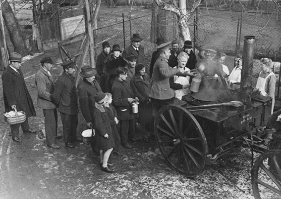 Armenspeisung in Berlin 1931 während der Weltwirtschaftskrise | Generationengespräch Armenspeisung für Arbeitslose und arme Menschen in Berlin während der Weltwirtschaftskrise 1931
