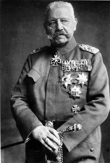 Paul von Hindenburg – Reichspräsident und Ende der Weimarer Republik | Generationengespräch Paul von Hindenburg, Reichspräsident der Weimarer Republik und Generalfeldmarschall, historisches Foto Bundesarchiv 183-S51620