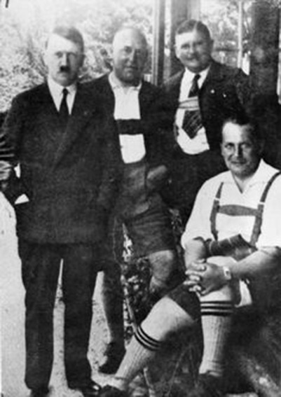 Hitler, Strasser, Röhm und Göring im Sommer 1932 | Generationengespräch Adolf Hitler, Gregor Strasser, Ernst Röhm und Hermann Göring bei einer Besprechung der NSDAP-Führung 1932 in Berchtesgaden