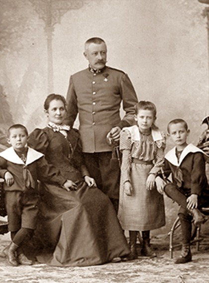 Familienmode um 1900 – Korsett, Uniform und Matrosenanzug | Generationengespräch Familie um 1900 mit Korsett, Uniform und Matrosenanzügen – typische Mode der Belle Époque