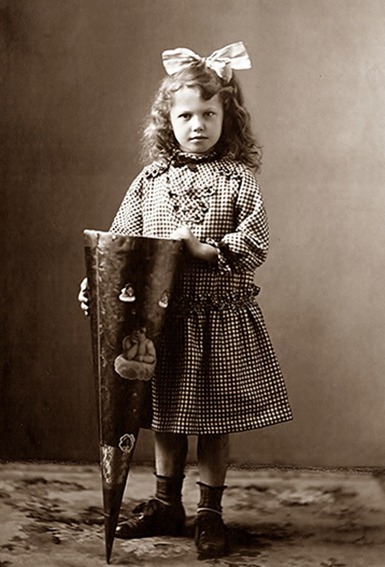 Kriegskrinoline und Kindermode im Ersten Weltkrieg 1916 | Generationengespräch Kleines Mädchen in Kriegskrinoline um 1916 – Kindermode während des Ersten Weltkriegs
