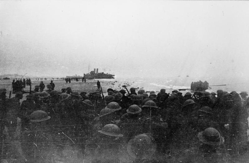 Dünkirchen 1940: Britische Soldaten warten auf ihre Evakuierung | Generationengespräch Britische Soldaten der Royal Ulster Rifles warten 1940 am Strand von Bray-Dunes bei Dünkirchen auf ihre Evakuierung
