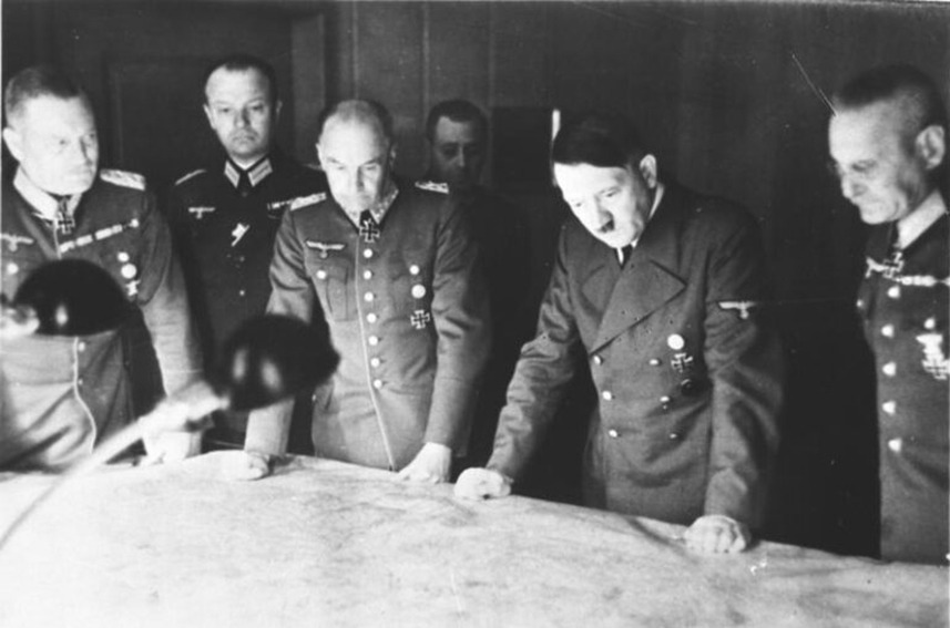 Hitler mit Generälen bei einer Lagebesprechung Zweiter Weltkrieg | Generationengespräch Hitler mit Generälen bei einer Lagebesprechung im Zweiten Weltkrieg