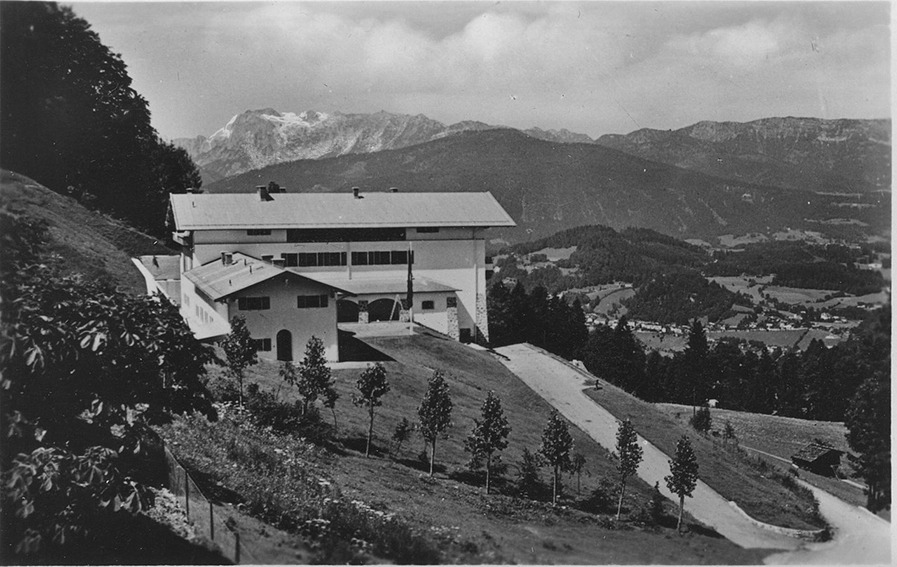 Berghof Obersalzberg Hitlers heimlicher Regierungssitz | Generationengespräch Historische Außenaufnahme von Adolf Hitlers Berghof am Obersalzberg im September 1936