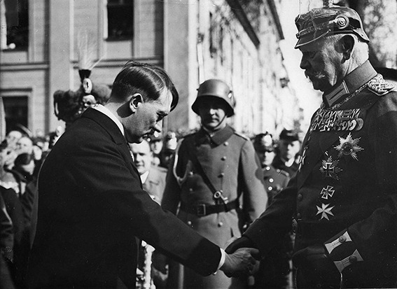 Tag von Potsdam 1933: Hitler und Hindenburg in der Phase der Machtergreifung | Generationengespräch Adolf Hitler und Paul von Hindenburg beim Tag von Potsdam am 21. März 1933 – symbolische Inszenierung der nationalsozialistischen Machtergreifung
