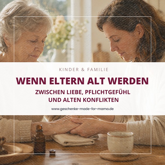 Erwachsene Tochter hält liebevoll die Hände ihrer älteren Mutter am Küchentisch. Symbolbild für den Umgang mit alten Eltern, emotionale Verbundenheit, alte Familienmuster und liebevolle Begleitung im Alter.